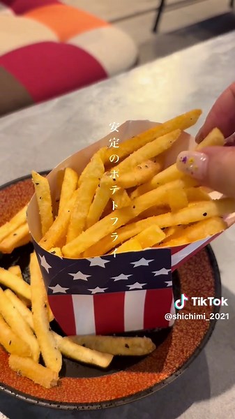 梅田で2件目に困ったらここ☝️ 堂山の路地ちょっと入ったとことにあるALCOHOL CLUBさん✨ バーやねんけど明るくて開放的なお店で お酒はもちろん本格的にごはんも食べられる😋 カラオケやダーツもできて最高に楽しかった❣️ 🌶️注文したもの ドライカレー 1100円 半熟卵とベーコンのピザ 1100円 フライドポテト 600円 生ビール 1350円 ドリンクは全部＋600円でヤードグラスに💡 これめっちゃお得！友達と分けながら飲んだ 飲みにくいけど映えるやつ🍺 ピザは本物の釜戸と同じ400度で焼き上げるから生地がぱりぱりで、卵とチーズとろとろで美味しかった🤤 グループでわいわいしたい時にぴったり〜 ぜひん♡ ALCOHOL CLUB 📍 大阪府大阪市北区堂山町10-7 ステージジュエルBLD 1F ✔️18:00〜03:00 ✔️不定休 ✔️喫煙🙆‍♀️ #梅田#梅田グルメ #梅田BAR #梅田バー#東梅田#東梅田ディナー#alcoholclub