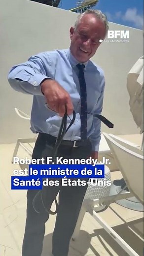 Le ministre de la Santé américain Robert F. Kennedy Jr. attrape deux serpents et se fait mordre