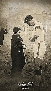 🇾🇪 Remembering Duncan Edwards 🇾🇪Duncan Edwards, signing an autograph for a young Arsenal fan at Highbury, 5 days before Munich. Gone but never Forgotten 🌹⚪️⚫️ #DuncanEdwards #FlowersOfManchester #MUFC #manchesterunited | United Arts