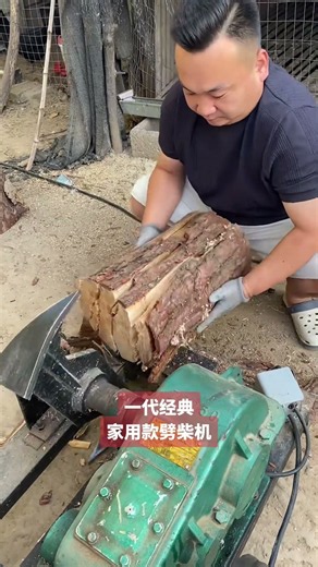 Home-use log splitter makes wood splitting easy. Classic model. Time-saving efficient tool.