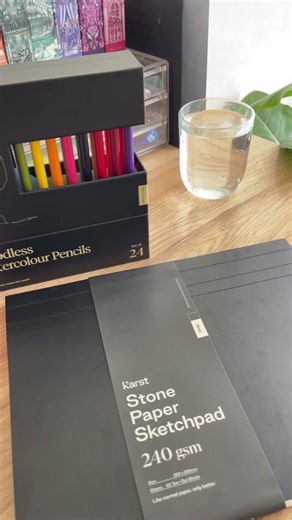 Hoy jugamos con estos lápices acuarelables sin revestimiento de madera y con un papel de piedra 😱 lo habían escuchado? La verdad yo no 🫢 es un papel sin fibras de madera resistente al agua con una textura ultra suave! Mis favoritos los lapices acuarables 100% 🤩 #acuarela #lapicesacuareleables #watercolorpainting