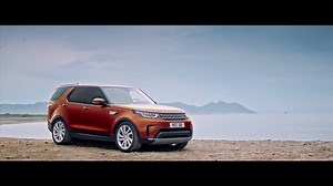 Met de Activity Key voor de All-New #Discovery Activity Key hoeft u niet langer bezorgd te zijn dat u uw autosleutel verliest tijdens een avontuur. De polsband past veilig om uw arm en is waterdicht. Ontdek hier meer over de Activity Key en andere accessoires: http://bit.ly/2jOjqaz | Range Rover