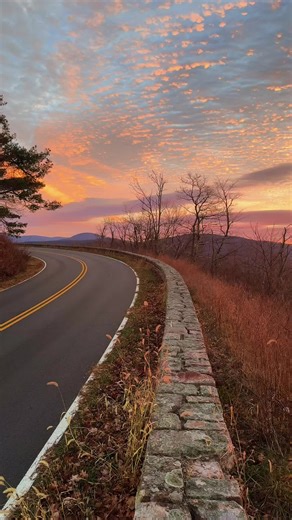 The curve near Rocky Top: one of my favorite turns in the park. #shenandoahnationalpark #va #blueridgemountains #virginia #appalachianmountains #hike
