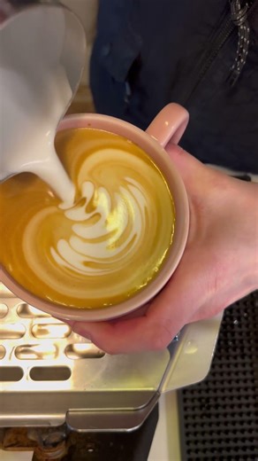 How to make a rosetta! #latteart #rosetta #coffeeart #espresso #microfoam #baristaskills #coffee
