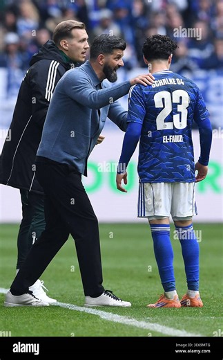 Fussball 2. Bundesliga 28. Spieltag FC Schalke 04 - Karlsruher SC am 05.04.2026 in der Veltins Arena in Gelsenkirchen  Miron Muslic ( Trainer / Cheftrainer Schalke ), links - Soufiane El-Faouzi ( Schalke ), rechts  DFL regulations prohibit any use of photographs as image sequences and/or quasi-video.   Foto: Revierfoto Stock Photo - Alamy