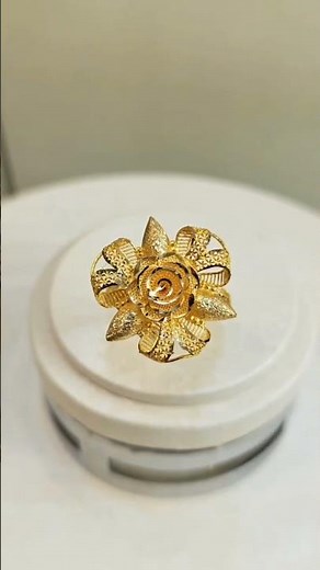 GORGEOUS Gold Ring with Beautiful Flowers Design