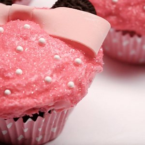 261K views · 7.5K shares | Yoo-hoo! Disney Family is bringing you a little sugar, spice, and everything nice with these Minnie-inspired cupcakes.  | Disney | Facebook