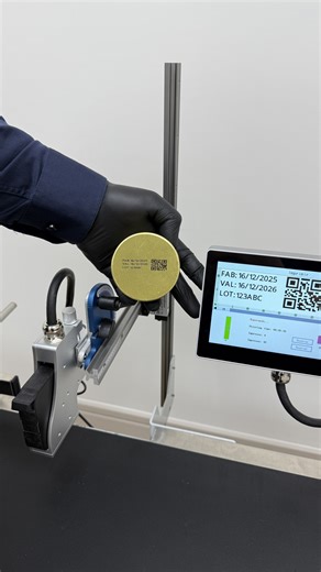 Limerpak Datadores on Instagram: "Produção organizada começa com codificação estruturada. 🎯 O Datador Inkjet G7 integrado à Esteira EST 150 realiza a impressão direta de datas de fabricação, datas de validade, número de lote, QR Code e código de barras, mantendo fluidez e padrão na linha. Elimine gargalos na codificação e mantenha sua linha produtiva no ritmo certo. 👉 Estruture sua codificação com a Limerpak 🚀 Aproveite o mês da campanha Acelera Limerpak 📲 WhatsApp: 19 3443 1175 🌐 www.limer