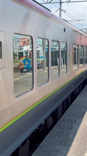 【窓に映るアンパンマントロッコ！】JR四国2800形発車シーン！ #train #発車シーン #鉄道 #jr四国 #2700系 #南風 #土讃線