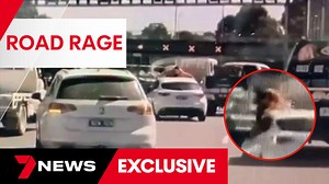 Strangers have stepped in to help a driver caught up in a bizarre road rage attack on the Tullamarine Freeway. The attacker lashed out at two vehicles before jumping on the roof of a car, as the victim tried to get away. 7NEWS at 6pm | More local news: 7NEWS.com.au/news/vic #7NEWS | 7NEWS Melbourne