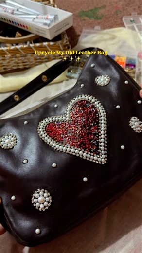 Easy diy to upcycle your bag using pearls and rhinestone chain #diy #bag