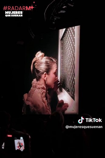 #RadarM Pero cómo😳 #RominaPistolas visitó el confesionario de @La Rosalia en la segunda noche del #LUXTour y lo que contó nos dejó en shock!!! #MujeresQueSuenan #Rosalía