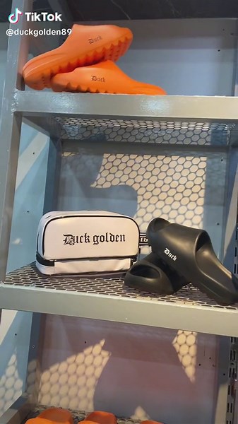 ⚡️💥 MEGA PROMOÇÃO DA DUCK GOLDEN💥⚡️ 🚨Leve mais por menos na Troca de Coleção Duck Golden! Queima de estoque nas últimas peças da coleção atual. 😜 É isso mesmo que você leu! Alem de bonés e camisetas por 80 reais, você paga 200 reais da compra de 3 peças! Não perde tempo e vem garantir seu look! ✨ Com peças masculinas e femininas, a Duck Golden te veste da cabeça aos pés com o estilo e originalidade que só o patinho proporciona! 🏭 Todas as nossas peças são produzidas na fábrica Golden Factor