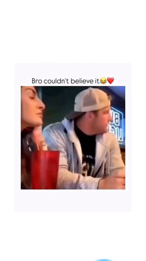 Memes | Culture | Funny on Instagram: "日本利用压电瓷砖将脚步转化为电能。这些瓷砖捕捉来自你脚步的动能。当你行走时，你的車量和动作会对瓷砖产生压力。瓮砖会轻微弯曲，从而产生机械应力。瓷砖内部的压电材料将这种应力转化为电能。每一步都会产生少量电荷，而数百万步结合在一起就能产生足够的电力来驱动 LED 灯、数字显示屏和传感器。在像涩谷车站这样繁忙的地方，每天大约有240万个脚步这一系统作出贡献。这些电能可以被储存或立即使用，从而减少对传统电力来源的依赖，并支持可持续的城市基础设施。这种方法将日常运动转化为实用的可再生能源 ＃日本 #知识#事实#你知道吗＃推荐 #科技 #创新 #历史 #技术#实验#热门"