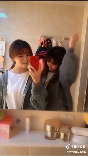 #姐妹 #双胞胎姐妹 #姐妹成对快乐加倍 #ilovemysister 最后姐姐自己把头摇晕了？？？