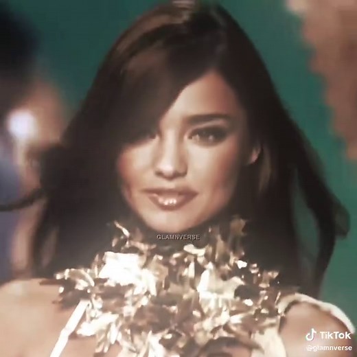 Miranda Kerr's Stunning Runway Walks