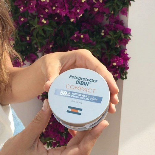 El fotoprotector ISDIN Compact, Con SPF50 y Vitamina E, unifica el tono y aporta un color natural con acabado mate y ligero. ¡Encuéntralo en tu farmacia! #isdin | ISDIN