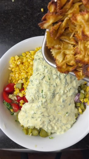 Toss roasted pasta with fresh veggies, a dressing, and herbs for the ultimate crispy pasta salad twist 🥗🔥” #easyrecipe #pasta #saladrecipe #salad
