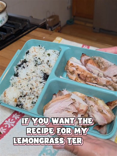 Let’s pack a healthy homemade lunch for my husband to take to work! 🥰🍱 If you’re looking for easy healthy lunch ideas, this one is so simple and perfect for meal prep! Rice is a MUST in our household, so I’m making these super easy seasoned rice balls with furikake, sesame oil, and crushed dried seaweed. Seriously, that’s it! It takes regular rice and gives it SO much flavor. 🍙 For the main protein, I’m making lemongrass teriyaki chicken thighs! I actually marinated these last night, and they