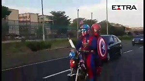 Já imaginou estar dirigindo e avistar dois super-heróis em uma motocicleta? A cena inusitada foi testemunhada por motoristas que cruzaram a Linha Amarela, em direção à Barra da Tijuca, próximo a saída 4, no último fim de semana. https://glo.bo/2xCztiH | Jornal Extra