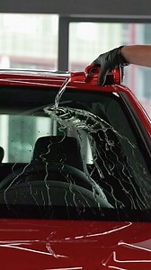 Raz, dwa i gotowe! Prosta aplikacja to znak rozpoznawczy powłok Glaco, w tym bestsellerowego Ultra Glaco. ✨ Pamiętajcie tylko, o odpowiednim przygotowaniu szyby przed aplikacją! 🤞 | Soft99