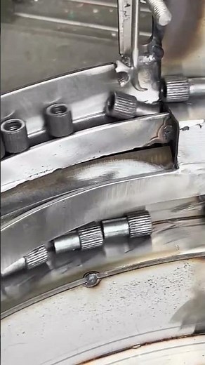 Precision Circular Weld – Industrial Pipe Cladding in Action