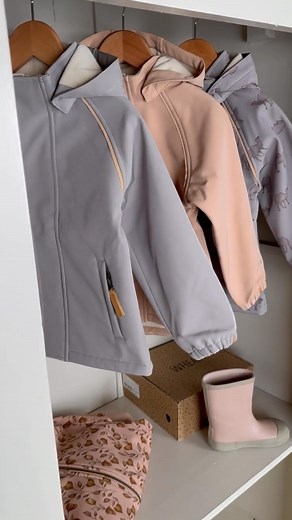 SE LIGE HER !!! 😍 Softshells fra Lil’ Atelier, med blød foring og en skal i vindtæt og vandafvisende materialer 💦 Det er den perfekte jakke til foråret og efteråret, med et vandsøjletryk på 8.000 mm og den varme foring, kan dit barn allerede nu smide vinterjakken ☀️🌿 Du finder softshellen fra Lil´Atelier i flere forskellige farver og endda med et smart kamel print 🤩🐪⁠ ⁠ Linket finder du i bio 👆🏻⁠ ⁠⁠.⁠ ⁠.⁠ .⁠ @houseofkidsdk #houseofkids #myhouse #morlivet #livetmedbørn #tøjtilbørn #børnetø