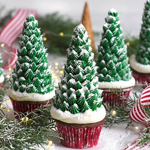 Christmas Tree Cupcakes!!! :) Full Recipe: https://preppykitchen.com/christmas-tree-cupcakes/ | Preppy Kitchen