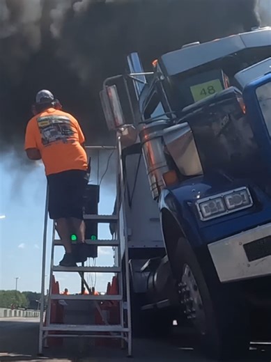 Dayyyyum that was close Lawdy WILD Loaded Racing battle. Humungous Wheelie #semi #racing #diesel