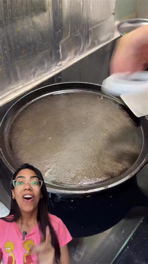 Mikaelly Lacerda | Vida Saudável on Instagram: "CANSOU DO OVO MEXIDO DE TODO DIA? 🍳🧅 Essa é a forma mais criativa e saborosa de consumir sua cota diária de proteína! Além de ser baixíssimo em caloria, o visual é digno de restaurante e a saciedade é gigante. 🛒 VOCÊ VAI PRECISAR DE: 1 cebola grande cortada em rodelas bem grossas (use as rodelas externas para fazer os “anéis”). 2 ou 3 ovos (depende da sua dieta e de quantos anéis você vai fazer). Temperos: Sal, pimenta do reino, cheiro verde e o