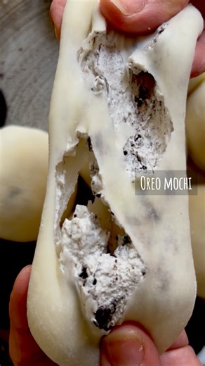 Yako | Quick & Tasty Recipes 🍳 on Instagram: "Oreo Mochi (8 pieces) 🍪🤍 Soft, chewy mochi wrapped around a rich Oreo cream filling with a hint of cream cheese. Sweet, creamy, and irresistibly cozy — perfect for a little homemade treat ✨ ┈┈┈┈┈ 𓎩 𓌉◯𓇋 𓌉◯𓇋 𓎩 ┈┈┈┈┈ Ingredients (Oreo Cream Filling) Oreo cookies … 8–9 (finely crushed) Heavy cream … 170 g Sugar … 1.5 tbsp Cream Fix … 1 tsp (if needed) Kiri cream cheese … 3 pieces Ingredients (Mochi Dough) Glutinous rice flour … 150 g Cornstarch 