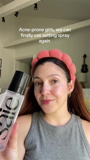 The search for the perfect acne-safe setting spray ends here. Saie is the only one that understands the assignment: Set the face, save the skin ❤️‍🔥 #saiebeauty #acneproneskin #settingspray #nontoxicbeauty #glassskin