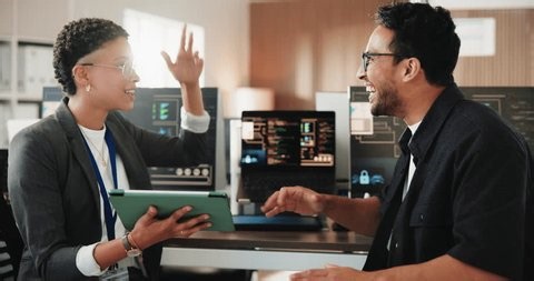 clip-4016815741-happy-business-people-fist-bump-tablet-programming