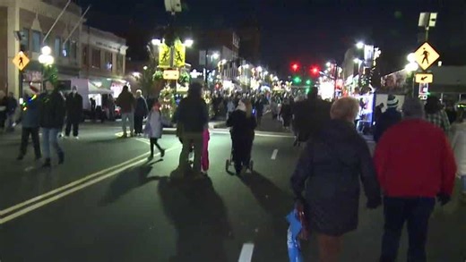 Thousands gather for annual Winter Holiday Stroll in downtown Nashua