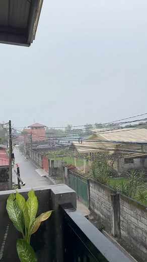 590K views · 11K reactions | Signal no. 4 na kami dito sa Pampanga at ramdam na ramdam na tlga namin ang super typhoon Uwan! | Madam Vicky | Facebook