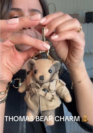 Descubre el encantador Thomas Bear Charm de Burberry