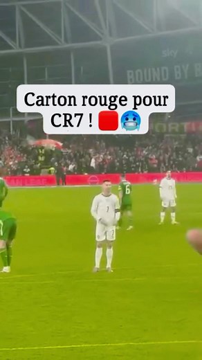 Le carton rouge de Cristiano Ronaldo. Il fait de la boxe au lieu de jouer au foot et il commence même à s'embrouiller avec les supporters. En vrai, le mec doit voir un psy. | Messi Fans Zone