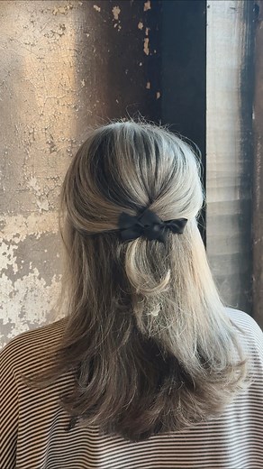 Time for the holidays ✨🎄 This easy hair tutorial is sure to be a go to this winter. A fun accessory adds so much holiday cheer! Prepped with Undone dry powder texture spray @kevin.murphy for body & hold— you can grab some while you’re in the salon! | Hair by Emily Campbell