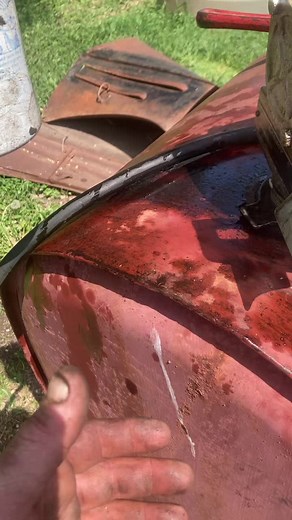 Understanding Mechanical Components: Rusted Hydraulic Cylinder