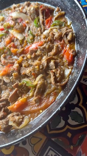 Steak Ranchero. Bistec a La Mexicana! For me it’s such a nostalgic dish. But then again any dish that includes Chile verde, cebolla and tomato always reminds me of home! The complete printable recipe is available on the link in the comments. Enjoy! #bistecalamexicana #steakranchero | La Piña En La Cocina