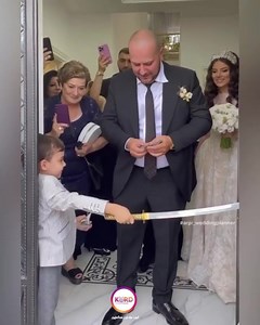 39M views · 77K reactions | هەتا پارەیەکی باشی کۆنەکردەوە ڕێگای پێنەدا بڕوات | Kurd modern | Facebook