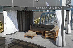 Alukov dévoile une pergola innovante équipée de panneaux solaires et d'un récupérateur d'eau de pluie