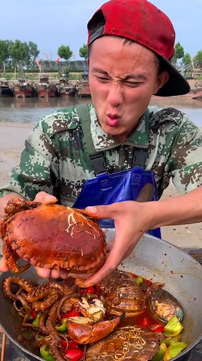 5.2M views · 38K reactions | ASMR Eating show Seafood boil #sea #seafood #seafoodboil #ftb #fyp #eating #eatingshow #food #asmr #foodie #cooking #facebookreels #viralreels #shorts | Crystal Harmon | Facebook