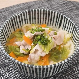 旨味広がる♪ キャベツの豚塩うどんのレシピ動画・作り方 | デリッシュキッチン