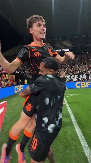 E após o pênalti decisivo, a comemoração do #TimeDoPovo com a Fiel Torcida começou assim! 🔥🏟️