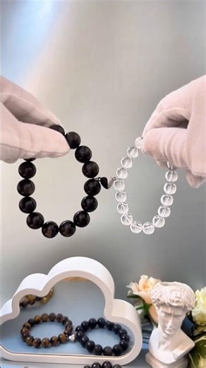 Ladies locket used in parties or any occasion.