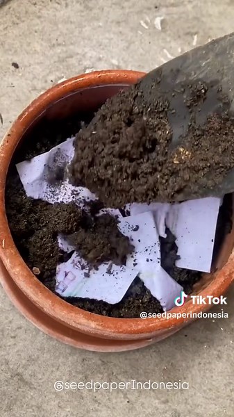 Daur Ulang Kertas Menjadi Seed Paper Ramah Lingkungan