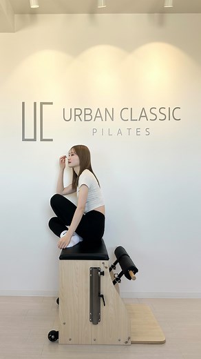 【公式】URBAN CLASSIC PILATES／マシンピラティス on Instagram: "ピラティスで重要な呼吸法（胸式ラテラル呼吸）をご紹介します🧘🏼‍♀️🫶🏻 正しい呼吸をすることによりインナーマッスルが鍛えられるので、姿勢が正しくなるなどメリットが沢山あります！ インナーマッスルを鍛えて綺麗なお腹を目指しましょう🤍 もっと細かな説明はUCスタジオへ🌿 見学会予約は @urbanclassicpilates_official の公式ホームページからご確認ください✨ #urbanclassicpilates #pilates #ピラティス #ピラティススタジオ #ダイエット #姿勢改善"