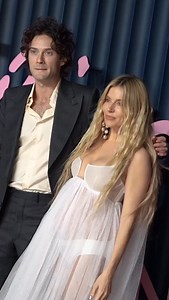 Sienna Miller deslumbra en los #fashionawards2025 embarazada y absolutamente radiante. La actriz derrocha elegancia con un vestido de transparencias en clave boho que celebra su nueva etapa 🤰✨ #siennamiller | ELLE España