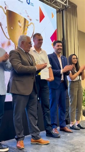 @fechacochaco on Instagram: "🌟Así vivimos el “Emprender Nacional - Impulso Joven 2025”🚀 Corrientes fue el punto de encuentro dónde compartimos un espacio de charlas sobre educación financiera a cargo de referentes de Cocos Capital; el panel de articulación pública-privada y el de dirigencia empresaria joven.💬 También, realizamos la entrega del Premio Espíritu Emprendedor del Año a @facu.hecker de la empresa @crecientefertilapp 🏆👏🏻 💡¡Gracias a todos los que fueron parte de esta gran primer